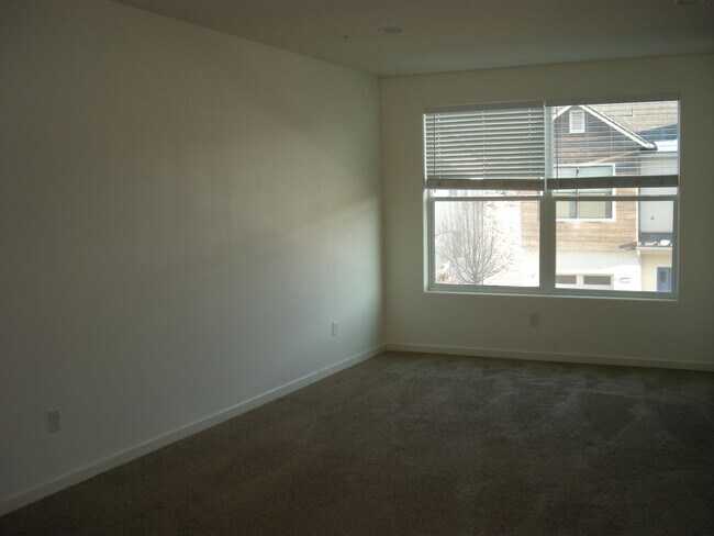 Building Photo - Three Bedroom, Two and a Half Bath Townhome Near UNR