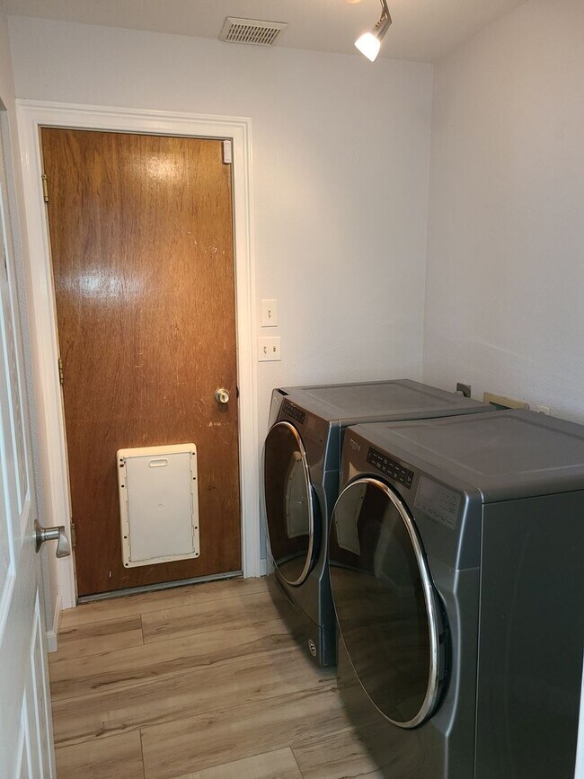 Building Photo - Beautiful Updated 3 bedroom 2.5 bath Hayde...