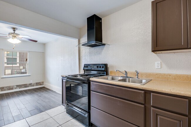 Building Photo - MONTICELLO PARK STUDIO APARTMENT