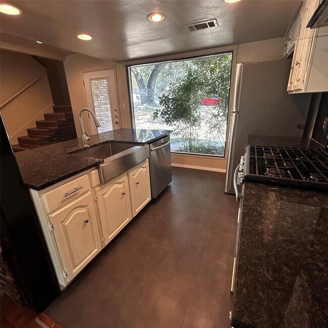 Building Photo - 3901 Knollwood Dr