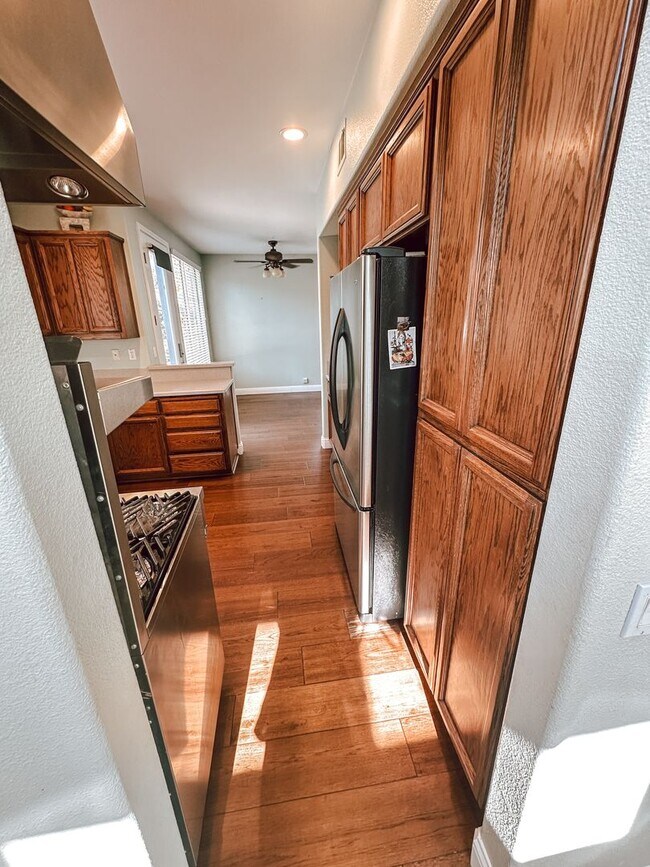 Building Photo - Pleasanton home available now!