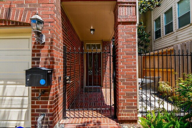 Building Photo - Furnished Montrose rental close to everyth...