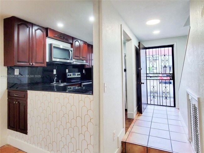 Building Photo - 1901 NW S River Dr