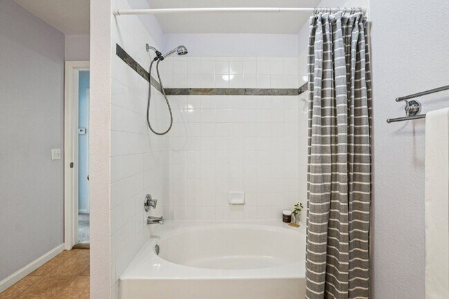 Building Photo - Gorgeous third floor - 1bd/1ba condo