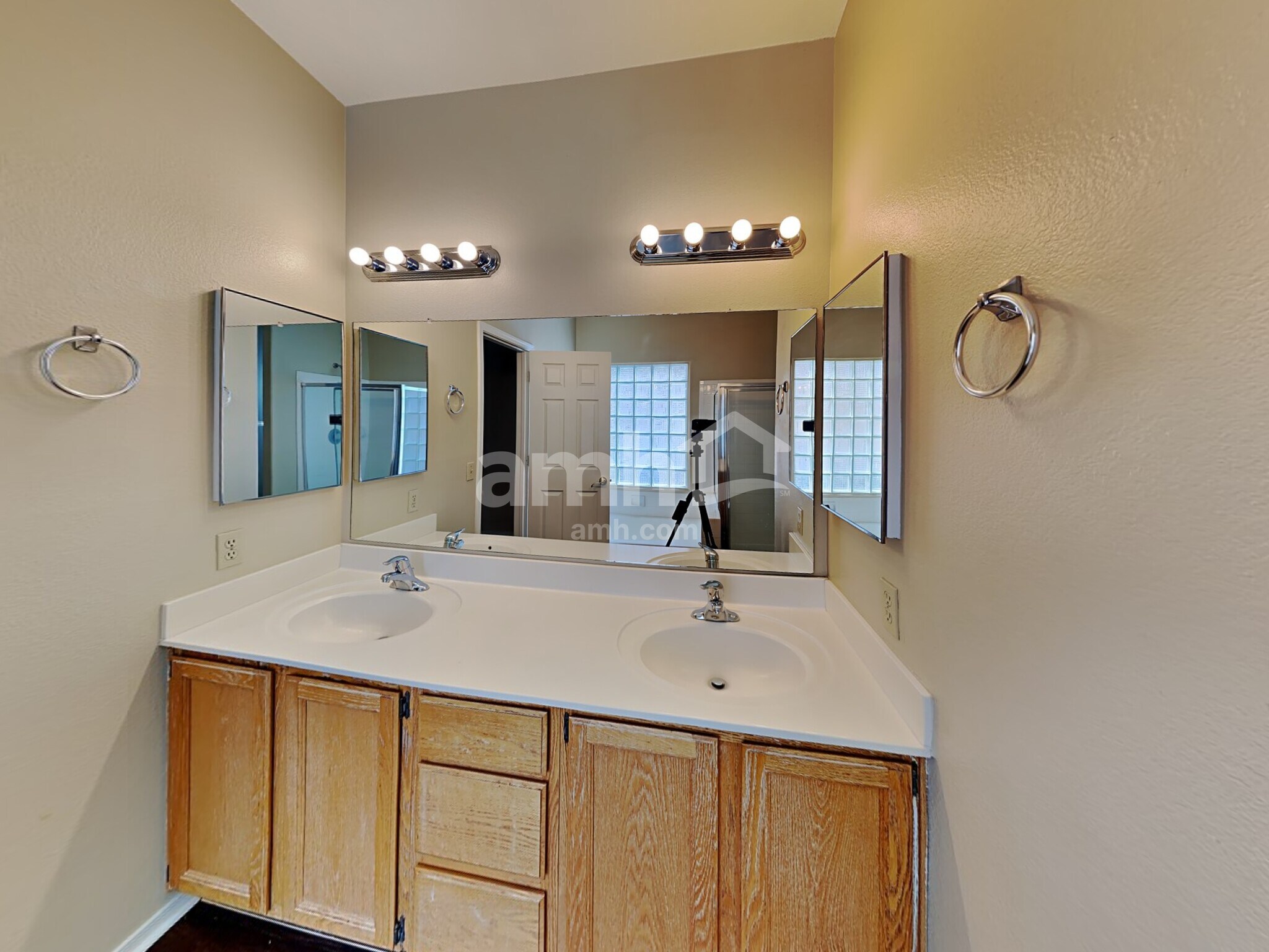 Building Photo - 4038 E Encinas Ave