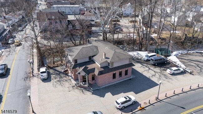 Building Photo - 146 Main St