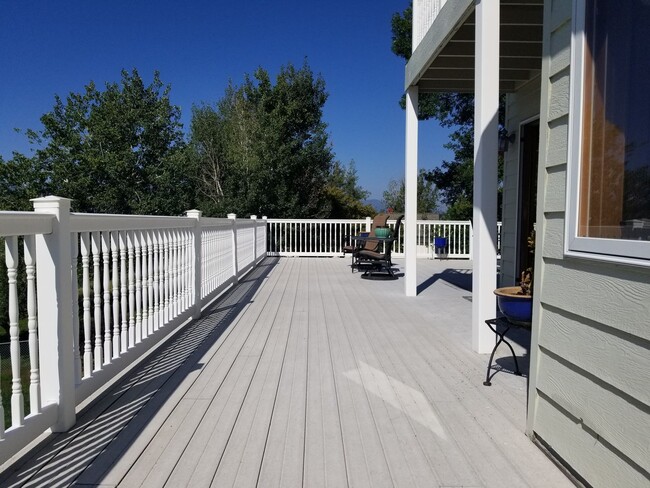 Building Photo - Welcoming 5 bed 3.5 bath South Hills Home