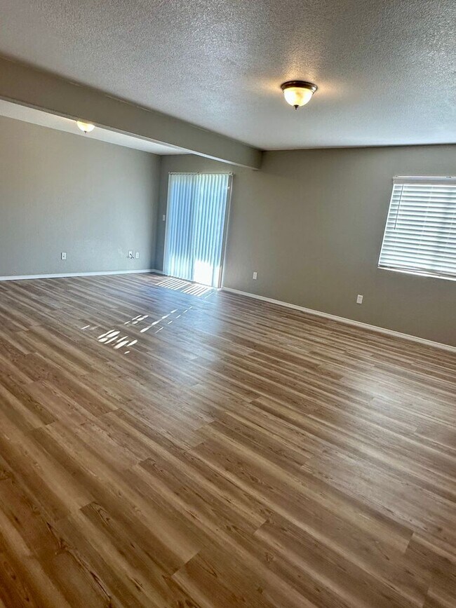 Building Photo - BEAUTIFUL 4BD HOME in MESA RIDGE with MOUN...