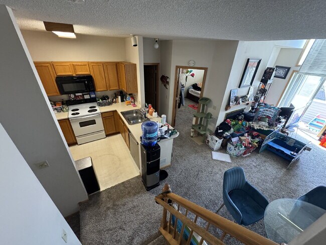 Building Photo - High Ceilings Townhouse Retreat: Spacious 2-Bed, 2-Bath Gem in Woodbury!