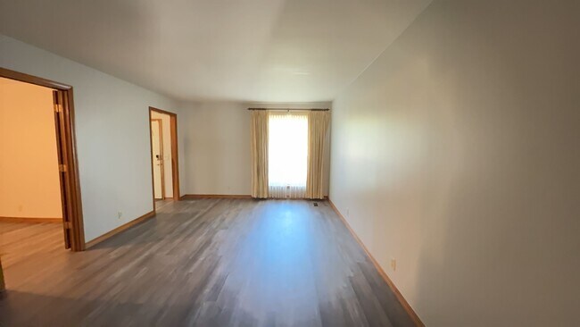Building Photo - Welcome to this charming 3 bedroom, 1 bath...