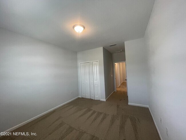 Building Photo - 34 Pinebury Ln