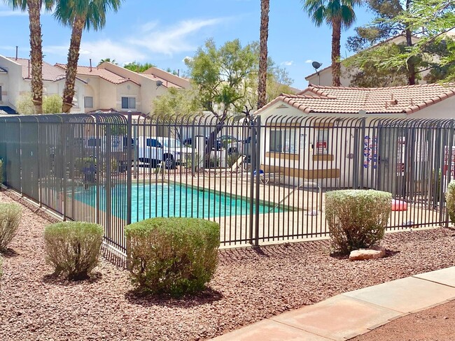 Building Photo - STUNNING 3 BEDROOM 2.5 BATH HOME LOCATED I...