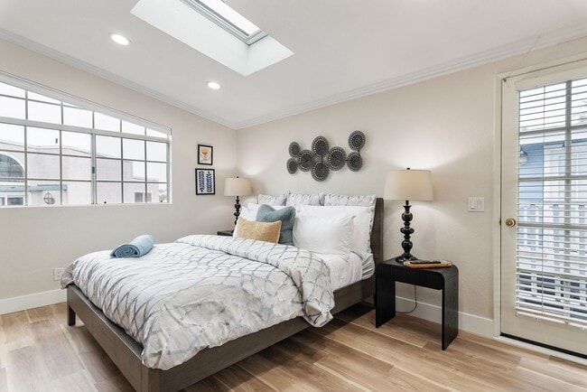 Building Photo - Furnished 3BR PB Gem – Walk to Beach & Bay