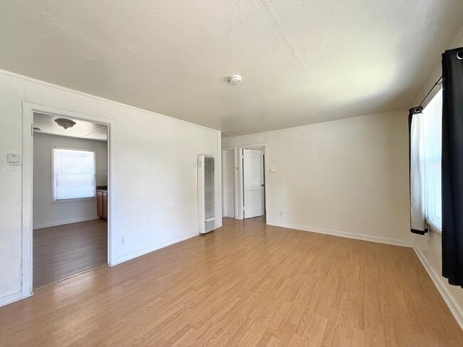 Building Photo - 2 Bedroom Home with Spacious Backyard