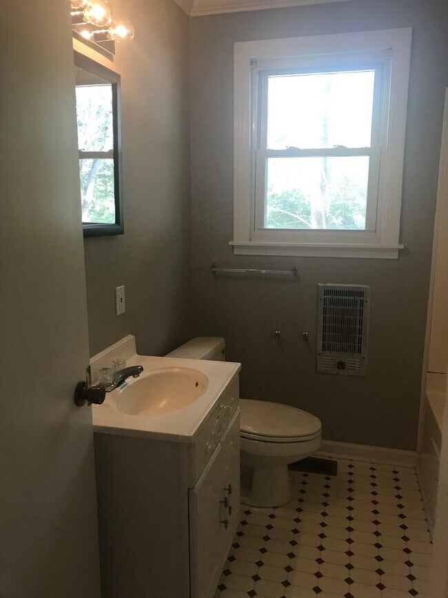 Building Photo - 3 Bedroom Pet Friendly Home For Rent!