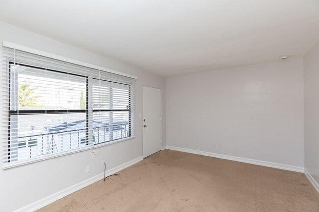 Building Photo - 1 Bedroom Apartment in the Point Loma Area of San Diego