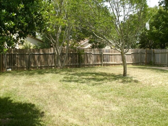 Building Photo - 3/2 in the Heart of North Austin!