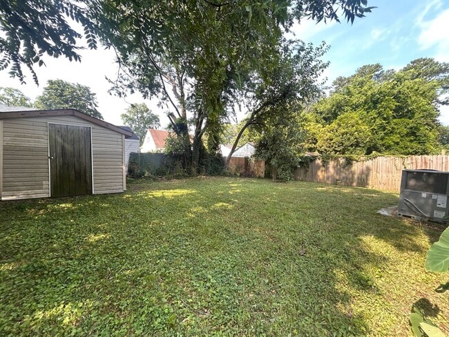 Building Photo - Spacious 4-Bedroom Home W/Sunroom & Large ...