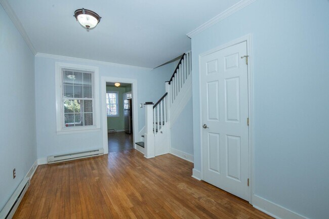 Building Photo - 2 Bedroom, 1.5 Bath, Duplex in Historic Martinsburg, WV