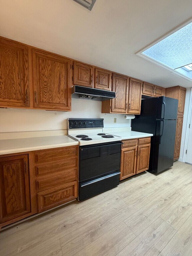 Building Photo - Stunning Midtown 2 Bedroom 2 Bath Townhome in Gated Community!