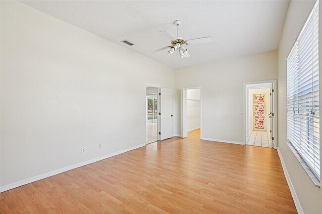 Building Photo - 918 Academy Dr