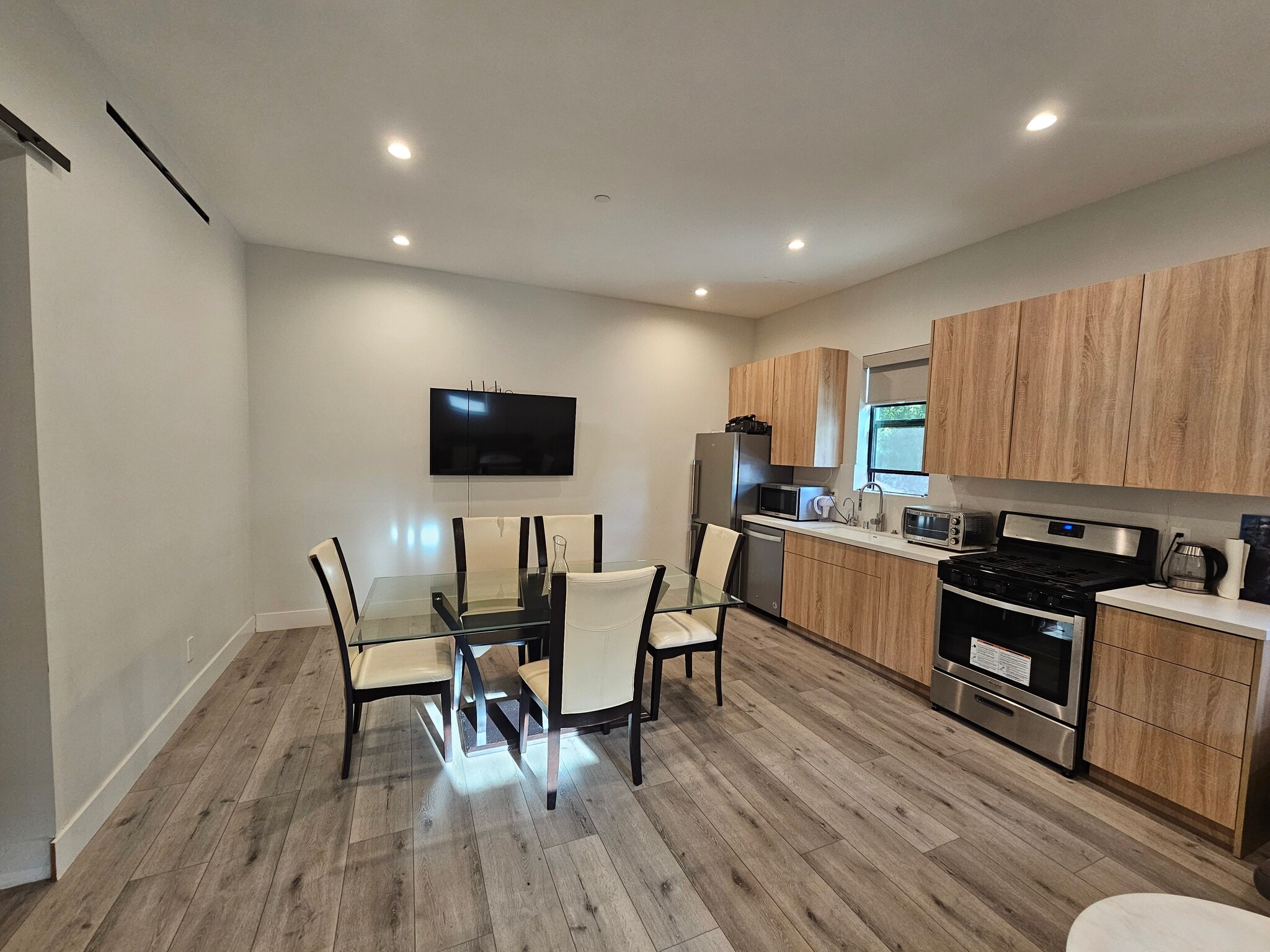 Building Photo - 4604 Woodley Ave