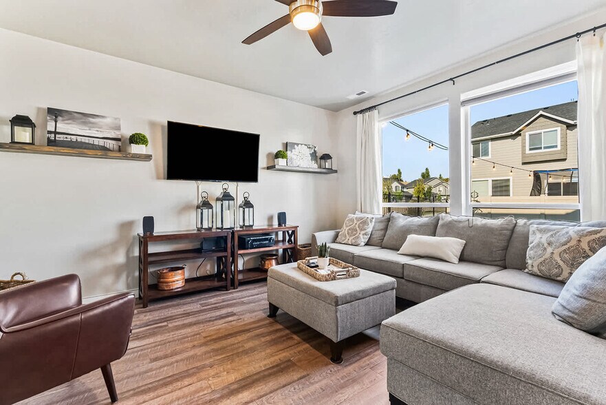 Building Photo - 262 N Falling Water Ave