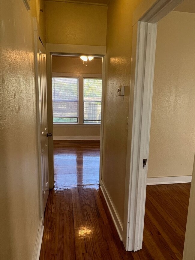 Building Photo - 2 Bedroom 1 Bath House For Rent!