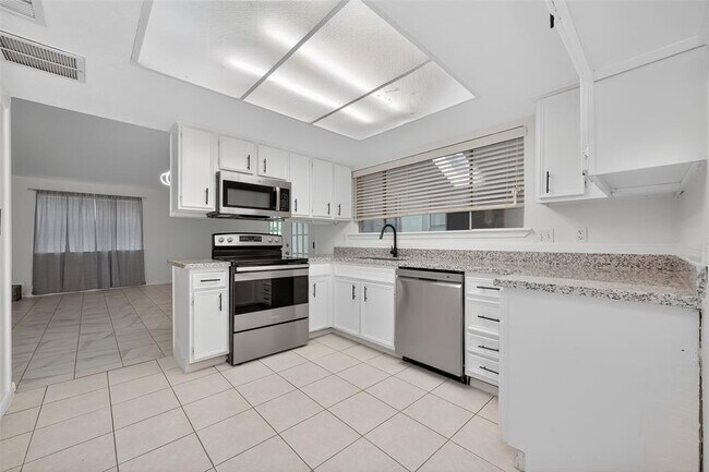 Building Photo - 23223 Naples Dr