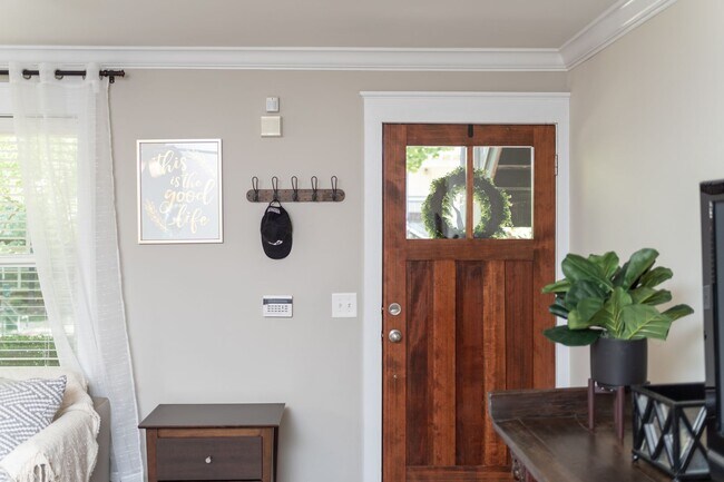 Building Photo - 3 Bedroom Flat, End unit Apartment - Available at Woodlands with $500 deposit. Ask your leasing a...