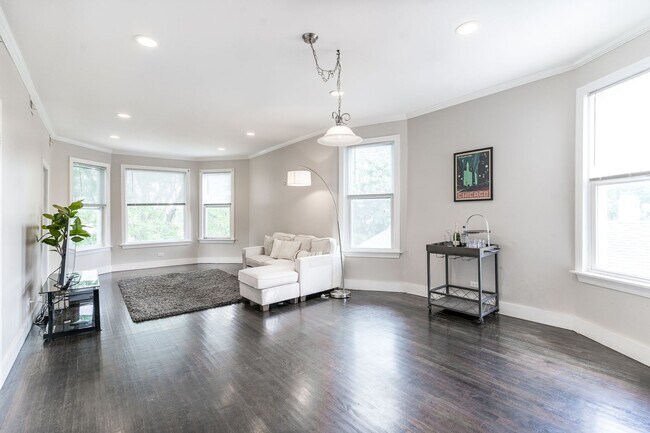 Building Photo - 2310 N Kenneth Ave