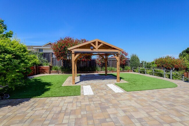 Building Photo - 3BR/2.5BA Mills Estates Home + Bonus Room | Bay Views, Yard & 2-Car Garage | YouTube Tour