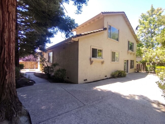 Building Photo - 1144 Trowbridge Way