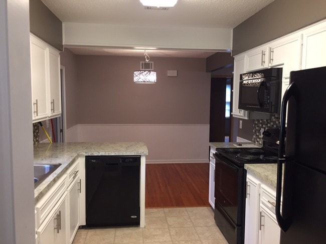 Building Photo - 2018 S Ridgewood Dr