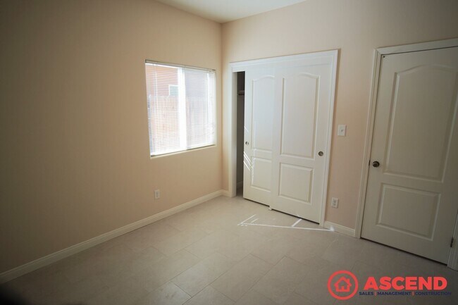 Building Photo - Charming 3 Bed / 2 Bath Home with Garage in Bakersfield!