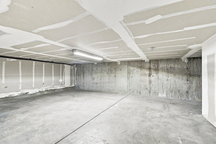 Building Photo - 37 Esfahan Dr