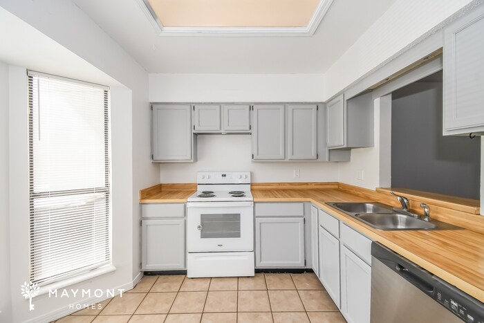 Building Photo - 5577 Cabot Dr N