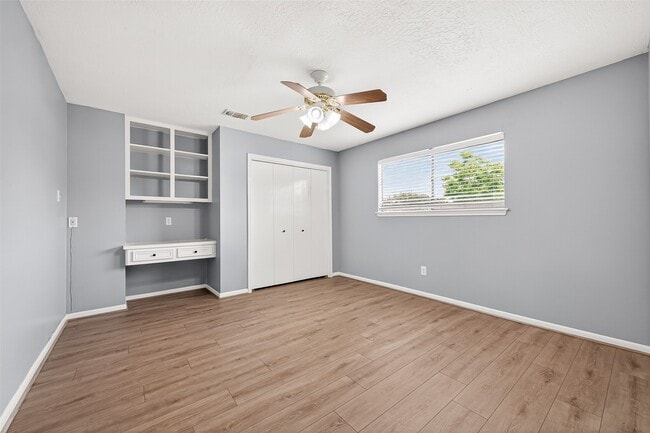 Building Photo - 4003 W Valley Dr