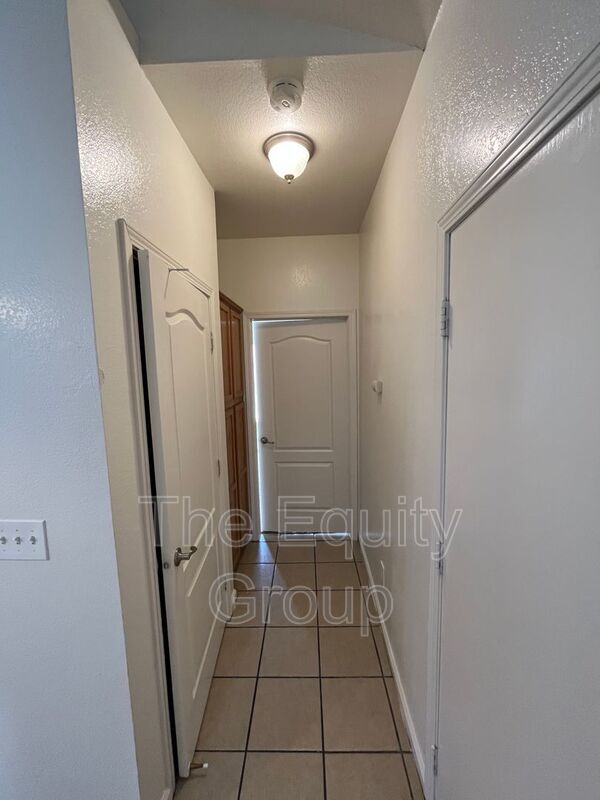 Building Photo - 2421 W Sunnyside Ave
