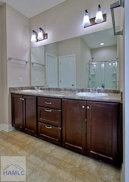 Building Photo - 147 Rimes Ave SE