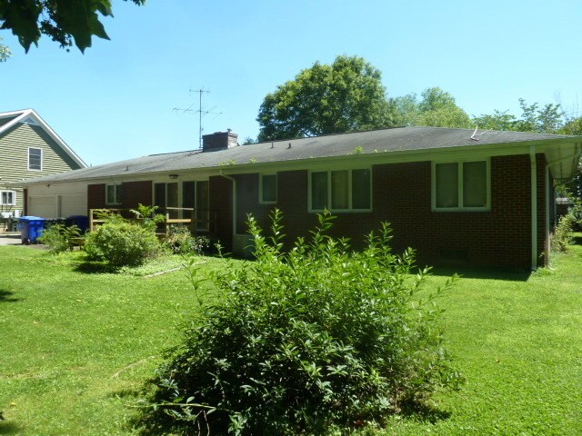 Building Photo - Walk to Campus! Incredible location, amazi...