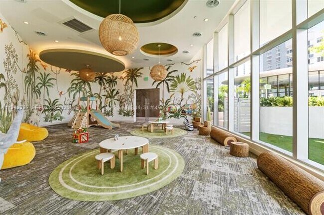 Building Photo - 700 NE 24th St