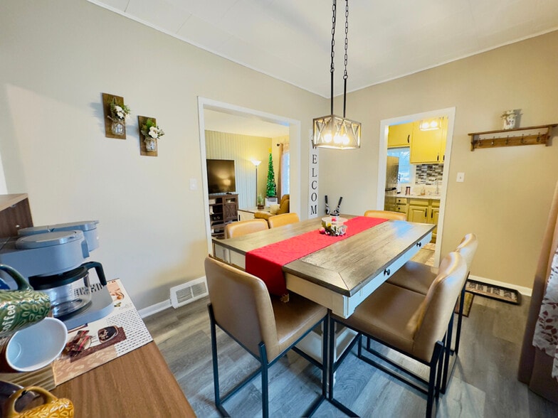 Building Photo - 922 W Broadway St