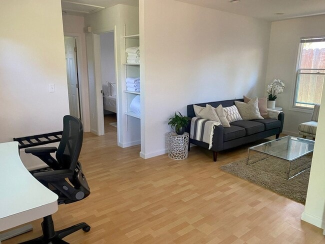 Building Photo - Charming 1BD/1BA in Desirable Petaluma Location unfurnished