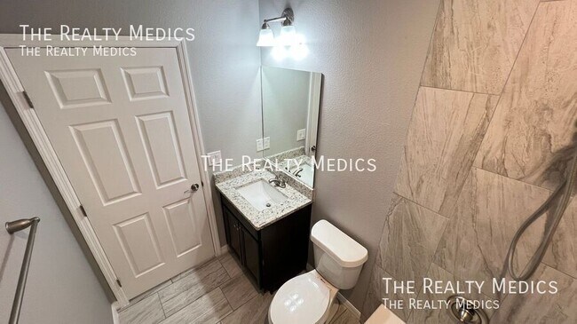 Building Photo - 1247 San Matio St