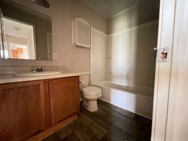 Building Photo - 2 Bedroom 2 Bath Apartment w/ Washer and Dryer Connections