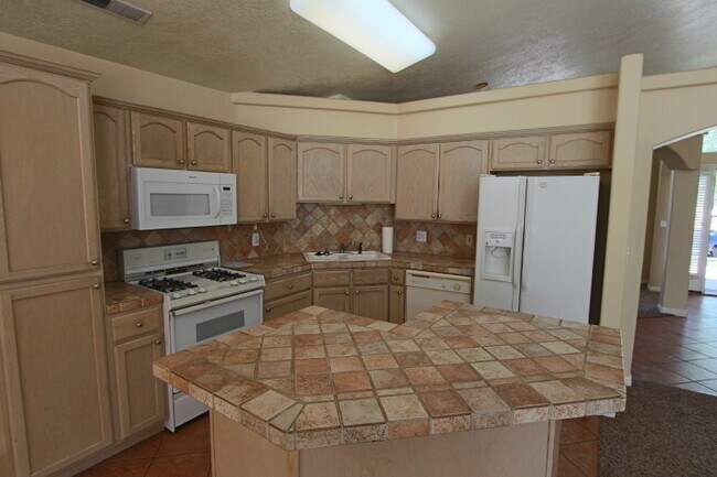Building Photo - Red Cliffs area 3br / 2 ba home with garage and nice yard