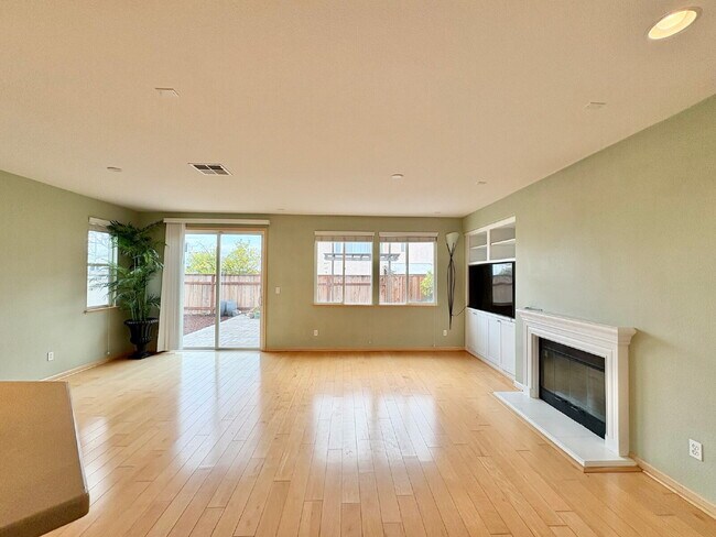 Building Photo - 50% off your first month’s rent move-in special! Spacious 4BR / 2.5BA Home in Pittsburg