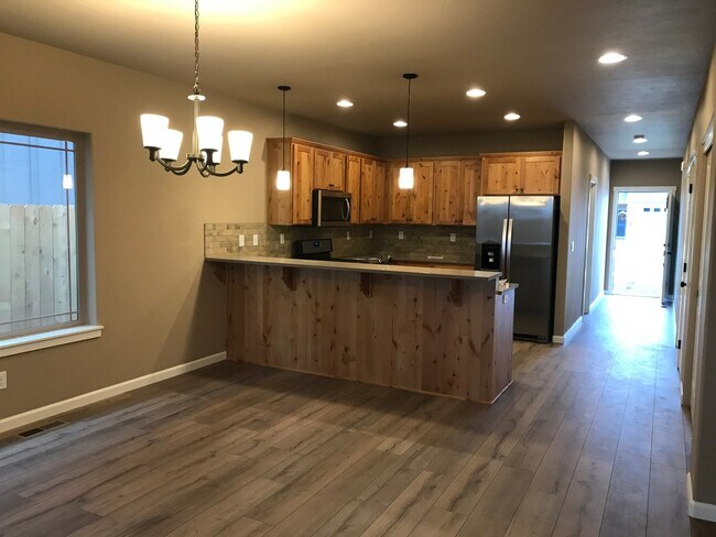 Building Photo - Single Level Home 3 Bedroom / 2 Bathroom in NW Redmond Oregon