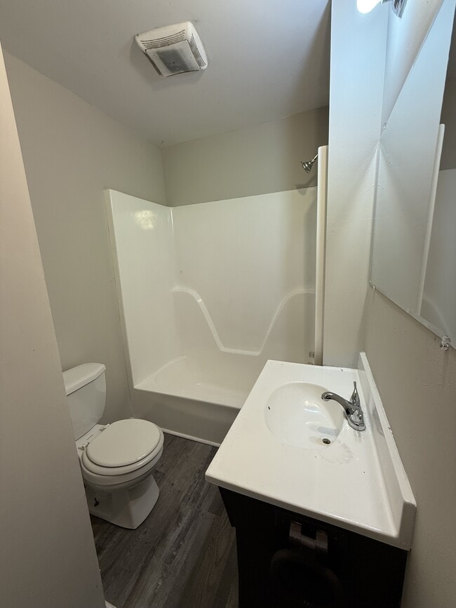 Building Photo - 923 Woodward Rd